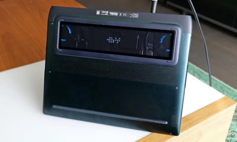 Большинство портов ноутбука Area-51 расположены сзади, что удобно для скрытия кабелей, но может раздражать при быстром подключении USB-аксессуаров, например флешки.