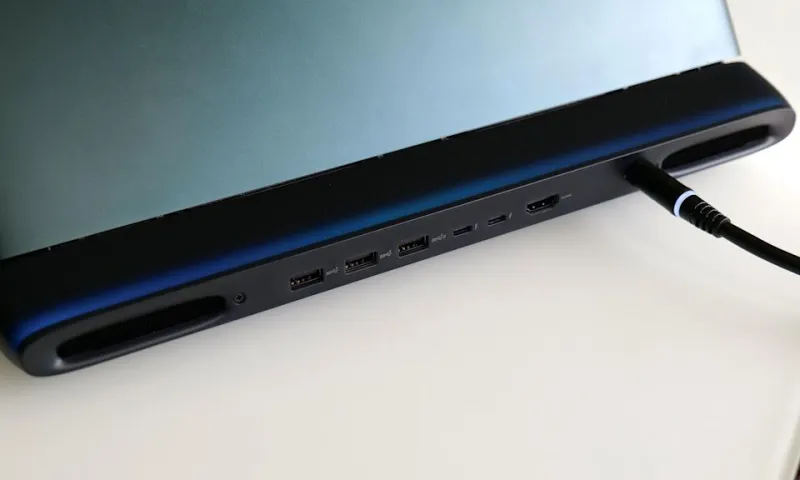 В зависимости от освещения покрытие Liquid Teal от Alienware может переливаться между изумрудно-зелёным, синим и другими цветами.