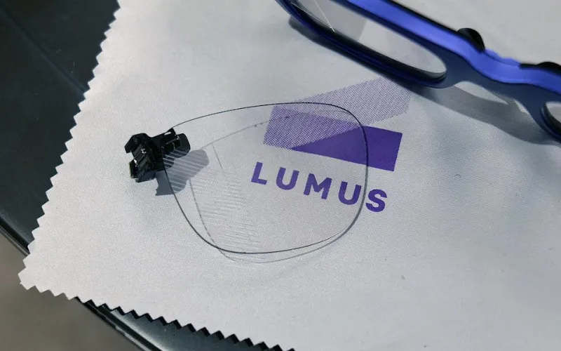 Фотография неработающих умных очков Lumus с 70-градусным волноводом, так как две из трех рабочих моделей вышли из строя, а последняя была скреплена скотчем.