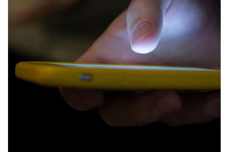 Логотип Amazon на фоне сортировочного центра