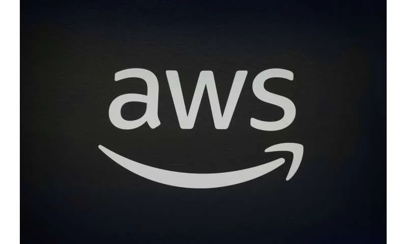 Логотип Amazon на фоне сортировочного центра
