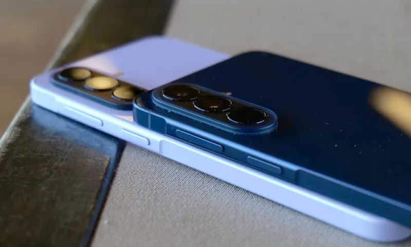 Кроме рамок, которые немного больше, Galaxy A37 (слева) почти идентичен более дорогому Galaxy A57 (справа).