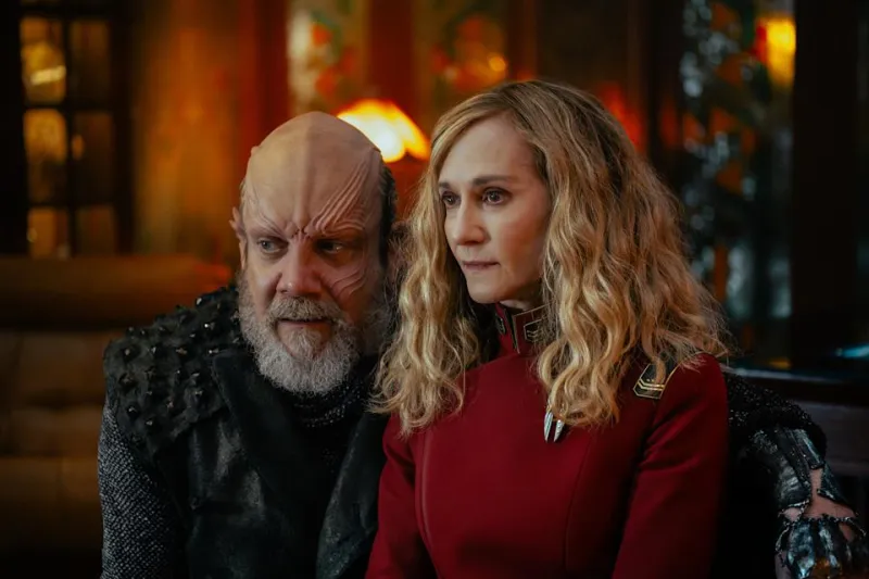 Пол Джаматти в роли Нус Брака и Холли Хантер в роли капитана Нахлы Аке в 6 серии 1 сезона сериала «Стартрек: Академия Звездного флота» на Paramount+.