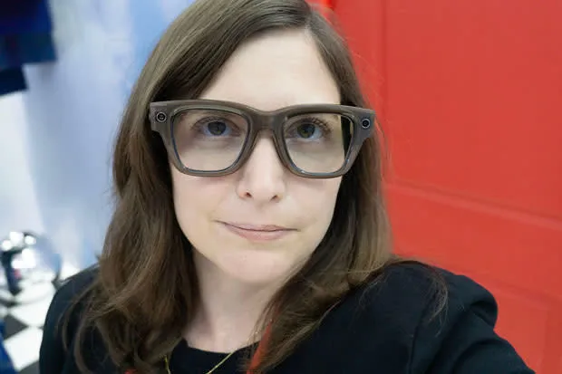 Pixel Watch 4 на запястье человека на фоне оранжевых листьев.