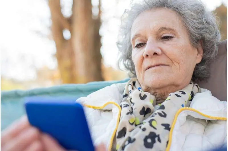 Технологическое насилие над пожилыми: новое руководство