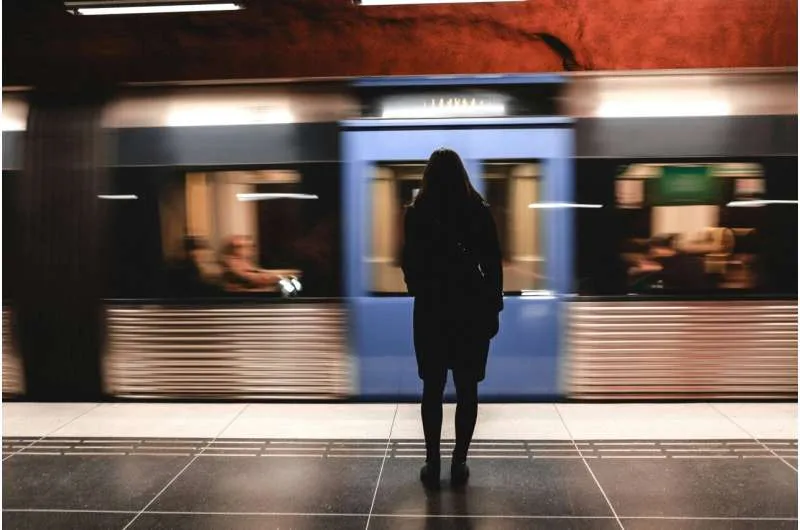 Транспортная тревожность женщин: влияние прошлого харассмента