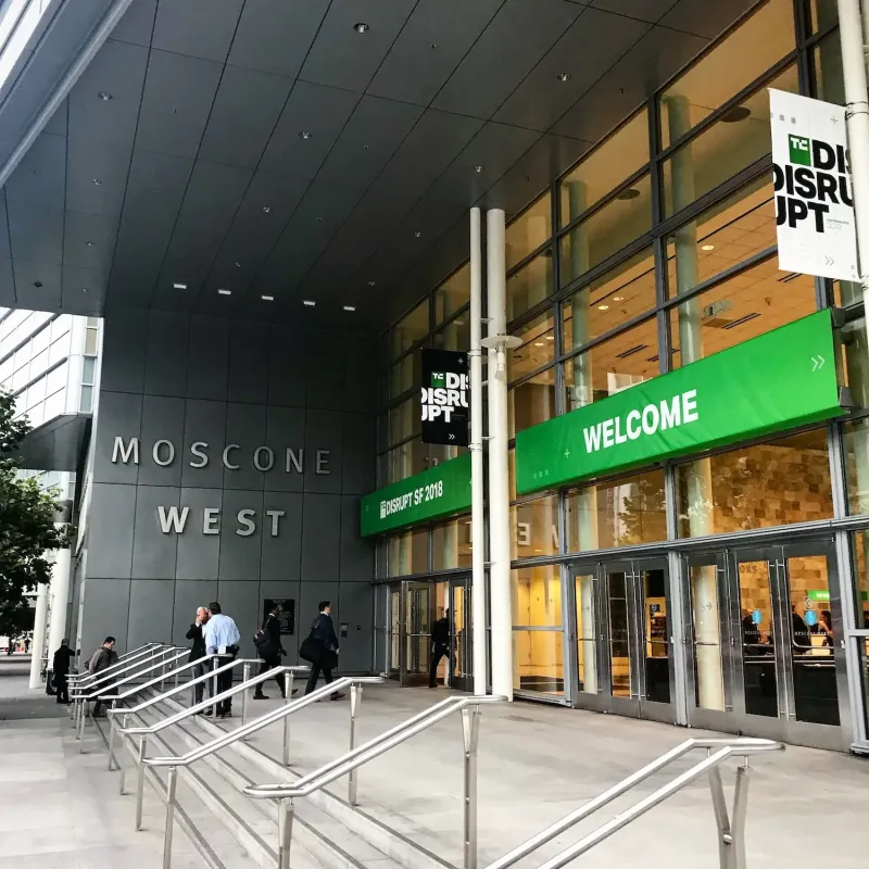 Фото входных дверей Moscone West в Сан-Франциско