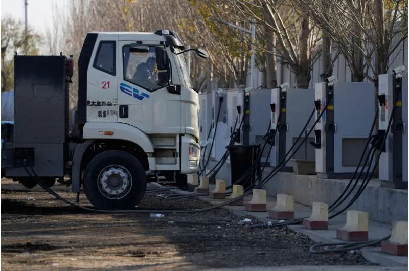 Китайские дизельные грузовики переходят на электричество. Это может изменить мировой спрос на СПГ и дизельное топливо.
